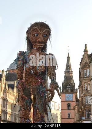 18 janvier 2020. Glasgow, Écosse, Royaume-Uni. Une marionnette animée de 10 m de haut appelée Storm marche dans le centre-ville pour marquer le début de Coastal Connections partie d'un événement climatique qui a lieu dans la ville. Banque D'Images