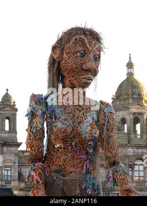 18 janvier 2020. Glasgow, Écosse, Royaume-Uni. Une marionnette animée de 10 m de haut appelée Storm marche dans le centre-ville pour marquer le début de Coastal Connections partie d'un événement climatique qui a lieu dans la ville. Banque D'Images