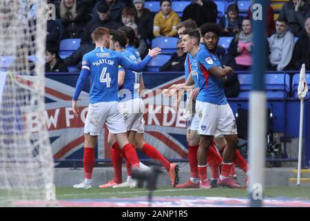 Bolton, Royaume-Uni. 30Th Mar, 2019. BOLTON, ANGLETERRE - 18 janvier Christian Burgess, de Portsmouth FC célèbre avec ses coéquipiers après avoir marqué son premier but du jeu au cours de la Sky Bet League 1 match entre Bolton Wanderers et Portsmouth au Reebok Stadium, Bolton le samedi 18 janvier 2020. (Crédit : Tim Markland | MI News) photographie peut uniquement être utilisé pour les journaux et/ou magazines fins éditoriales, licence requise pour l'usage commercial Crédit : MI News & Sport /Alamy Live News Banque D'Images