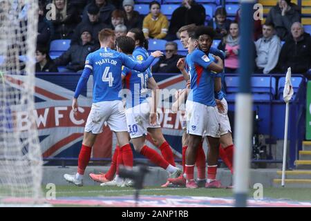 Bolton, Royaume-Uni. 30Th Mar, 2019. BOLTON, ANGLETERRE - 18 janvier Christian Burgess, de Portsmouth FC célèbre avec ses coéquipiers après avoir marqué son premier but du jeu au cours de la Sky Bet League 1 match entre Bolton Wanderers et Portsmouth au Reebok Stadium, Bolton le samedi 18 janvier 2020. (Crédit : Tim Markland | MI News) photographie peut uniquement être utilisé pour les journaux et/ou magazines fins éditoriales, licence requise pour l'usage commercial Crédit : MI News & Sport /Alamy Live News Banque D'Images