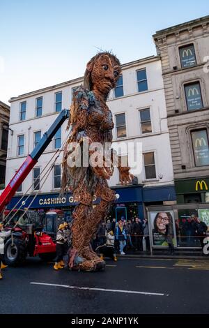 Glasgow, Ecosse, Royaume-Uni. 18 janvier, 2020. Une dizaine de mètres de hauteur de la marionnette géante appelée Déluge assiste à Celtic Connections jour côtières. Les marionnettistes de faire fonctionner la mécanique Vision déesse mythique qui a été deux années de construction. La marionnette est entièrement fabriqué à partir de matériaux recyclés et des ressources naturelles. Marquant le début de l'année de l'Ecosse de côtes et Waters, Storm s'efforcera de nous rappeler notre devoir de prendre soin de nos côtes. Credit : Skully/Alamy Live News Banque D'Images