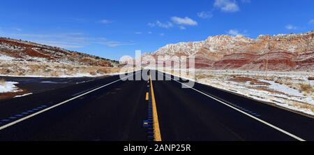 Route dans le paysage rocheux haut désert du plateau du Colorado près de la frontière de l'Arizona et de l'Utah Banque D'Images