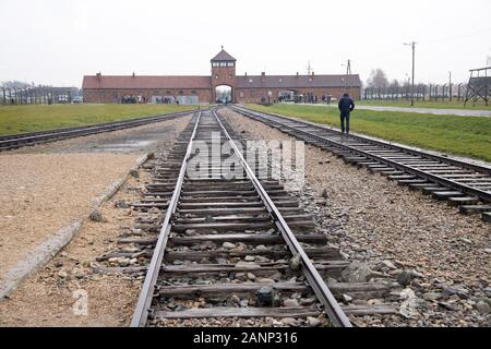 Gatehouse et Judenrampe (rampe) en juif allemand nazi Konzentrationslager Auschwitz II Birkenau (Auschwitz II Birkenau camp d'extermination) utilisé à partir de 1 Banque D'Images