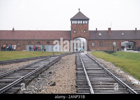 Gatehouse et Judenrampe (rampe) en juif allemand nazi Konzentrationslager Auschwitz II Birkenau (Auschwitz II Birkenau camp d'extermination) utilisé à partir de 1 Banque D'Images