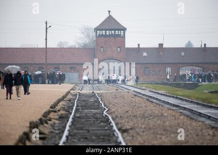 Gatehouse et Judenrampe (rampe) en juif allemand nazi Konzentrationslager Auschwitz II Birkenau (Auschwitz II Birkenau camp d'extermination) utilisé à partir de 1 Banque D'Images