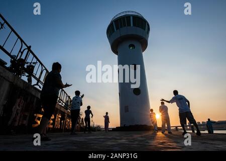 Tai Chi à l'aube dans la ville chinoise de Zhaoqing - populaires parmi les habitants qui se rassemblent, comme le soleil se lève. Ici, les personnes âgées pratiquer l'art. Banque D'Images