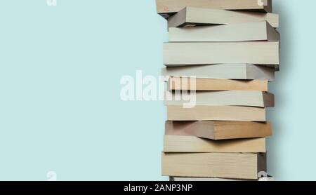 Pile de livres avant arrière-plan gris Banque D'Images