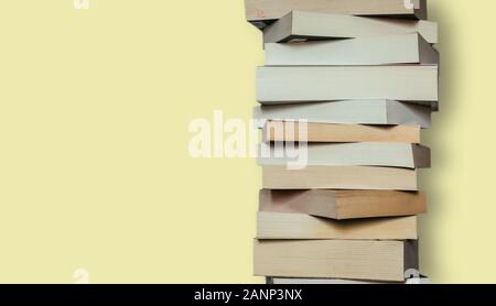 Pile de livres avant arrière-plan gris Banque D'Images