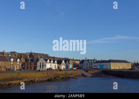 À plus d'Johnshaven à partir de l'avant-port et du patinage, avec ses nombreuses et variées de pêche traditionnelles Maisons et chalets sur la côte. Banque D'Images