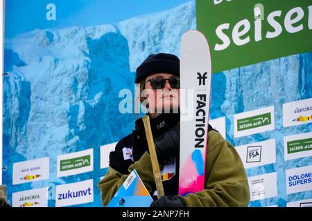 Le Tyrol du Sud, Italie. 18 janvier, 2020. Snowpark, Italie. 18 janvier 2020. Gagnants de la décoration cérémonie à la Coupe du Monde FIS Freeski Slopestyle sur 18.01.2020 dans l''Alpe di Siusi (Alpe di Siusi) Snowpark, Italie. Prix de première place Claire Caroline de l'USA. Credit : AlfredSS/Alamy Live News Crédit : AlfredSS/Alamy Live News Banque D'Images
