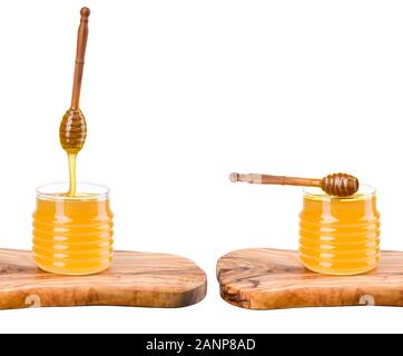 Ensemble de pots de miel sur planche en bois isolé sur fond blanc. Produits de la ruche par des ingrédients naturels biologiques concept Banque D'Images