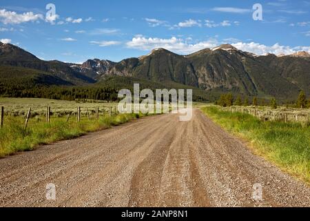 Tm00375-00...MONTANA - Route à travers lacs Redrock National Wildlife Refuge avec le centenaire des montagnes au loin. Banque D'Images