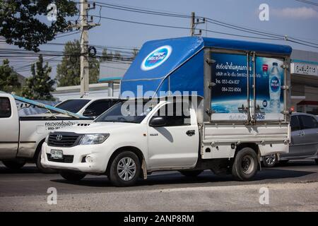 Chiang Mai, Thaïlande - 6 décembre 2019 : l'eau potable des camions de livraison de Nestlé Pure Life. Sur road no.1001, à 8 km de la ville de Chiangmai. Banque D'Images