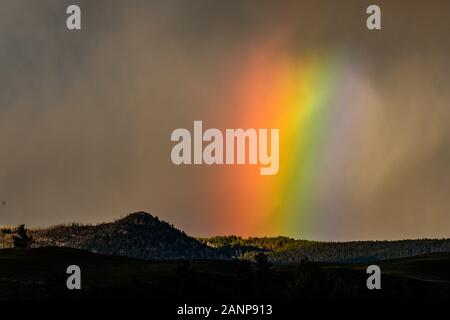 Arc-en-ciel brille par le biais d'épaisseur large nuage Tempête sur les montagnes Banque D'Images