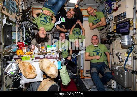 ISS - 31 Dec 2019 - Les six membres de l'équipage Expedition 61 est rassemblé à l'intérieur du module de service Zvezda pour un repas de réveillon du Nouvel An. Dans le sens horaire à partir de Banque D'Images