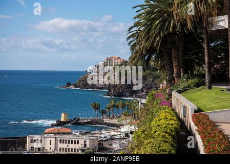 Le port où les ferries et les paquebots de croisière Berth à Funchal Madeira Portugal, Tall Ships s'amarrer ici, ainsi que de petits bateaux de plaisance et de pêche Banque D'Images