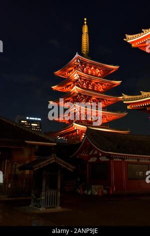 Vue sur le temple Sensoji dans le district d'Asakusa ; Tokyo Banque D'Images