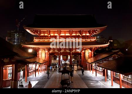 Vue sur le temple Sensoji dans le district d'Asakusa ; Tokyo Banque D'Images