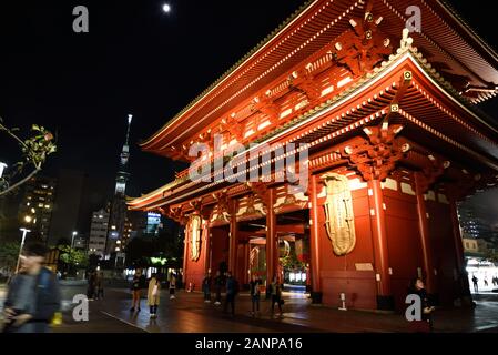 Vue sur le temple Sensoji dans le district d'Asakusa ; Tokyo Banque D'Images