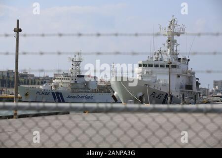 Le navire de la Force maritime d'autodéfense du Japon est en stationnement à okinawa Banque D'Images