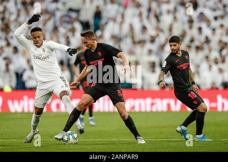 Stade Santiago Bernabeu, Madrid, Espagne. 18 janvier, 2020. La Liga Football, Real Madrid et Séville, Luuk de Jong (FC Séville) détient le défi - usage éditorial : Action Crédit Plus Sport Images/Alamy Live News Credit : Action Plus Sport/Alamy Live News Banque D'Images