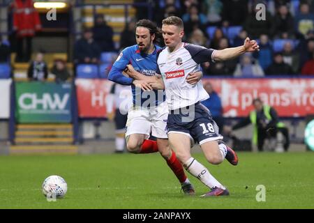 Bolton, Royaume-Uni. 30Th Mar, 2019. BOLTON, ANGLETERRE - 18 janvier Ryan Williams de Portsmouth FC batailles pour possession avec Ethan Hamilton de Bolton Wanderers pendant le match de Ligue 1 pari du ciel entre Bolton Wanderers et Portsmouth au Reebok Stadium, Bolton le samedi 18 janvier 2020. (Crédit : Tim Markland | MI News) photographie peut uniquement être utilisé pour les journaux et/ou magazines fins éditoriales, licence requise pour l'usage commercial Crédit : MI News & Sport /Alamy Live News Banque D'Images