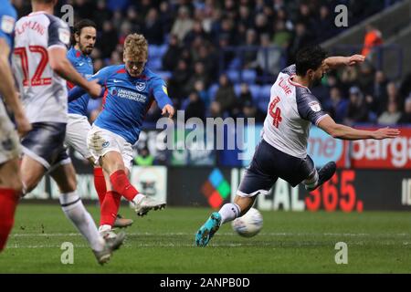 Bolton, Royaume-Uni. 30Th Mar, 2019. BOLTON, ANGLETERRE - 18 janvier Cameron McGeehan de Portsmouth FC tente un tir au but lors de la Sky Bet League 1 match entre Bolton Wanderers et Portsmouth au Reebok Stadium, Bolton le samedi 18 janvier 2020. (Crédit : Tim Markland | MI News) photographie peut uniquement être utilisé pour les journaux et/ou magazines fins éditoriales, licence requise pour l'usage commercial Crédit : MI News & Sport /Alamy Live News Banque D'Images