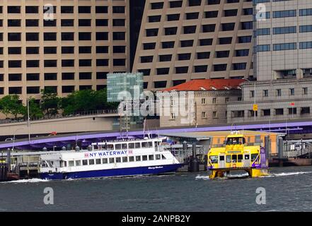 Ferry fluvial de NY dans le centre-ville de Manhattan, New York Banque D'Images