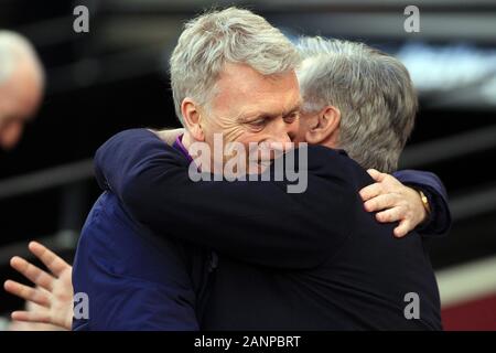 Londres, Royaume-Uni. 18 janvier, 2020. Everton Manager Carlo Ancelotti (R) et West Ham United Manager David Moyes (L) embrasser avant de lancer. Premier League, West Ham United v Everton au stade de Londres, Queen Elizabeth Olympic Park à Londres le samedi 18 janvier 2020. Cette image ne peut être utilisé qu'à des fins rédactionnelles. Usage éditorial uniquement, licence requise pour un usage commercial. Aucune utilisation de pari, de jeux ou d'un seul club/ligue/dvd publications pic par Steffan Bowen/Andrew Orchard la photographie de sport/Alamy live news Crédit : Andrew Orchard la photographie de sport/Alamy Live News Banque D'Images