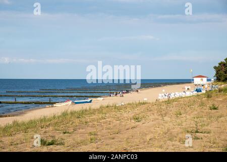 La plage de Seebad Heringsdorf sur l'île Usedom avec le lifeguard tower et peu de bateaux de pêche Banque D'Images