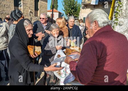 La distribution du traditionnel 'Pain', Artos aromatisé à la cannelle pain sucré, à un grec, orthodoxe saints name day, festival dans le village de P Banque D'Images