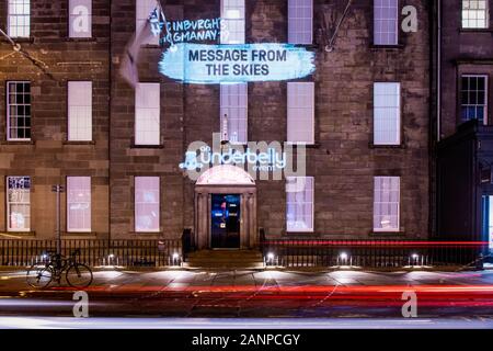 Projections de Message from the Skies sur des bâtiments, notamment le Northern Lighthouse Board sur George Street, faisant partie du Hogmanay d'Édimbourg, Édimbourg, Écosse, Royaume-Uni Banque D'Images