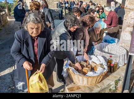 La distribution du traditionnel 'Pain', Artos aromatisé à la cannelle pain sucré, à un grec, orthodoxe saints name day, festival dans le village de P Banque D'Images