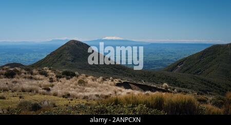 Par temps clair, le Mont Ruapehu est visible à partir de la pente du Mont Taranaki Banque D'Images