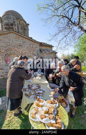 Artos pain et gâteaux distribué aux villageois à un grec orthodoxe, saints, jour festival à la petite église byzantine de Saint Theodori, Praos malais Banque D'Images