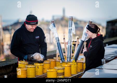 Production de feux d'artifice Hogmanay d'Édimbourg au château d'Édimbourg Shaun Gibson et Lynn Wiseman, pyrotechniciens de Titanium Banque D'Images