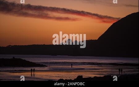 La ville de Sidmouth, Devon, 18 janvier 2020 tête de personnes sur le front de Sidmouth à apercevoir le magnifique coucher de soleil qui s'est terminée un jour froid mais claire dans le Devon. Central Photo/Alamy Live News Banque D'Images