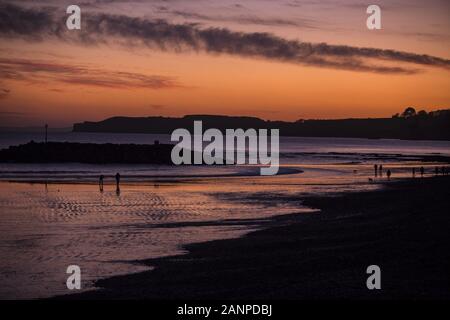 La ville de Sidmouth, Devon, 18 janvier 2020 tête de personnes sur le front de Sidmouth à apercevoir le magnifique coucher de soleil qui s'est terminée un jour froid mais claire dans le Devon. Central Photo/Alamy Live News Banque D'Images