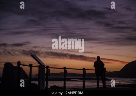 La ville de Sidmouth, Devon, 18 janvier 2020 tête de personnes sur le front de Sidmouth à apercevoir le magnifique coucher de soleil qui s'est terminée un jour froid mais claire dans le Devon. Central Photo/Alamy Live News Banque D'Images