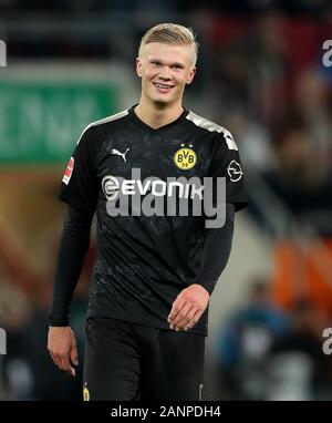 Augsburg, Allemagne. 18 janvier, 2020. firo : 18.01.2020, football, 1.Bundesliga, la saison 2019/2020, le FC Augsburg - Borussia Dortmund, Erling Haaland, Borussia Dortmund, Dortmund, BVB Borussia, la moitié, la figure, l'utilisation de crédit dans le monde entier | : dpa/Alamy Live News Banque D'Images