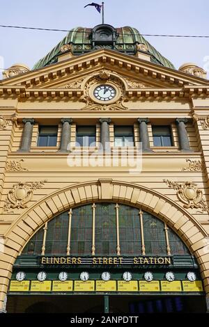 MELBOURNE, AUSTRALIE - 15 JUL 2019- vue Jour de la gare de Flinders Street, la plus grande gare desservant la région de Melbourne. Le monument Banque D'Images