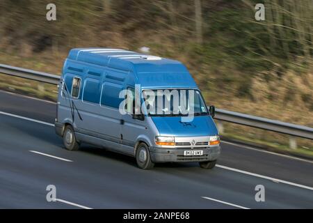 2002 Renault Master T35 2.8Tdi Lwb LCV Blue Diesel en voiture sur l'autoroute M6 près de Preston dans Lancashire, Royaume-Uni Banque D'Images