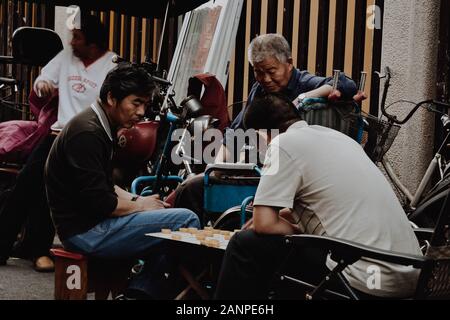 Des Chinois jouant dans la rue Banque D'Images