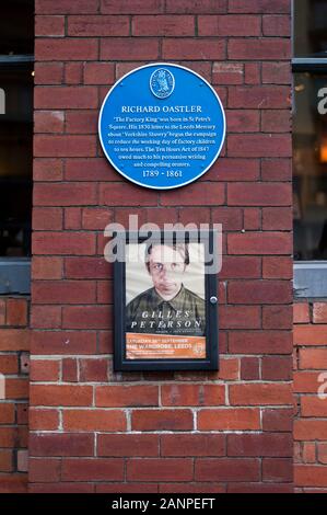 Blue Plaque de Richard Oastler (l'usine King) et les concerts de l'affiche de publicité pour Gilles Peterson, l'armoire Club St Peter's Street Leeds West Yorkshire. 2019. Banque D'Images