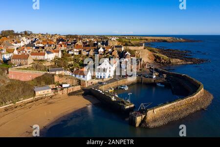 Vue aérienne du drone de Crail village historique dans l'Est de Neuk Fife, Scotland, UK Banque D'Images