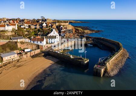 Vue aérienne du drone de Crail village historique dans l'Est de Neuk Fife, Scotland, UK Banque D'Images