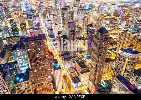 Chicago, Illinois, USA sur le toit du centre-ville dense cityscape at night. Banque D'Images
