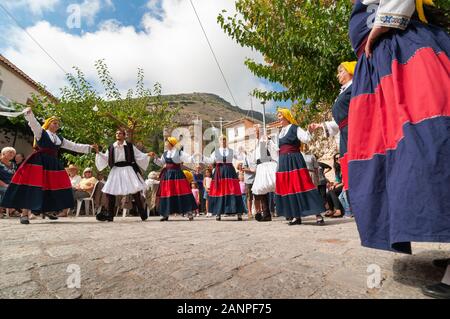 Lors d'une danse traditionnelle grecque Paniyiri, une fête locale, dans Kastania, dans les contreforts de la montagne Taygète, Mani, Sud du Péloponnèse, Grèce Banque D'Images