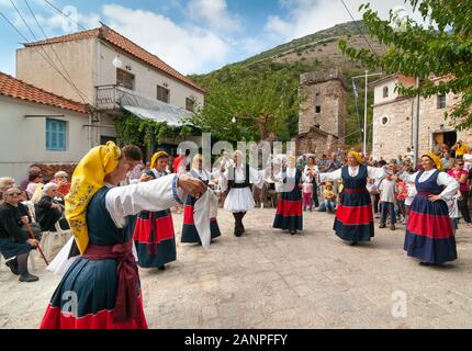 Lors d'une danse traditionnelle grecque Paniyiri, une fête locale, dans Kastania, dans les contreforts de la montagne Taygète, Mani, Sud du Péloponnèse, Grèce Banque D'Images