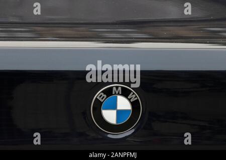 Logo BMW sur une voiture à Amsterdam aux Pays-Bas 2019 Banque D'Images